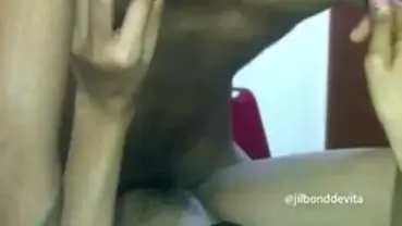Gadis Cantik Pasrah Goyang Kasur Telentang